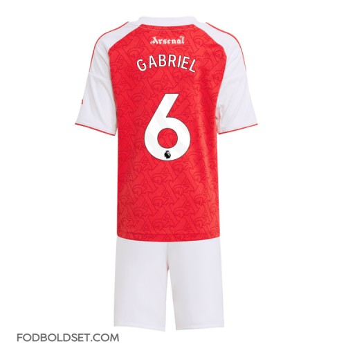 Arsenal Gabriel Magalhaes #6 Hjemme Trøje Børn 2025-26 Kortærmet (+ Korte bukser)
